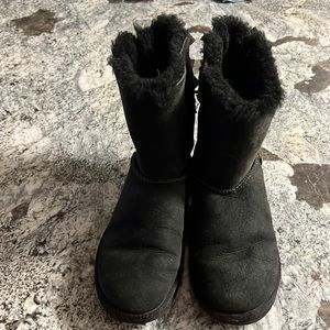 Women’s Bailey Bow Short Uggs, black, size 8, good condition.